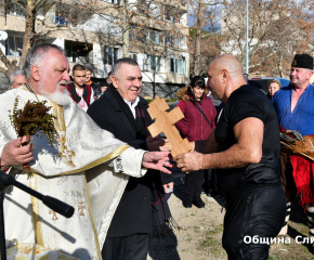 Юсеин Шакиров извади кръста на Богоявление в Сливен   